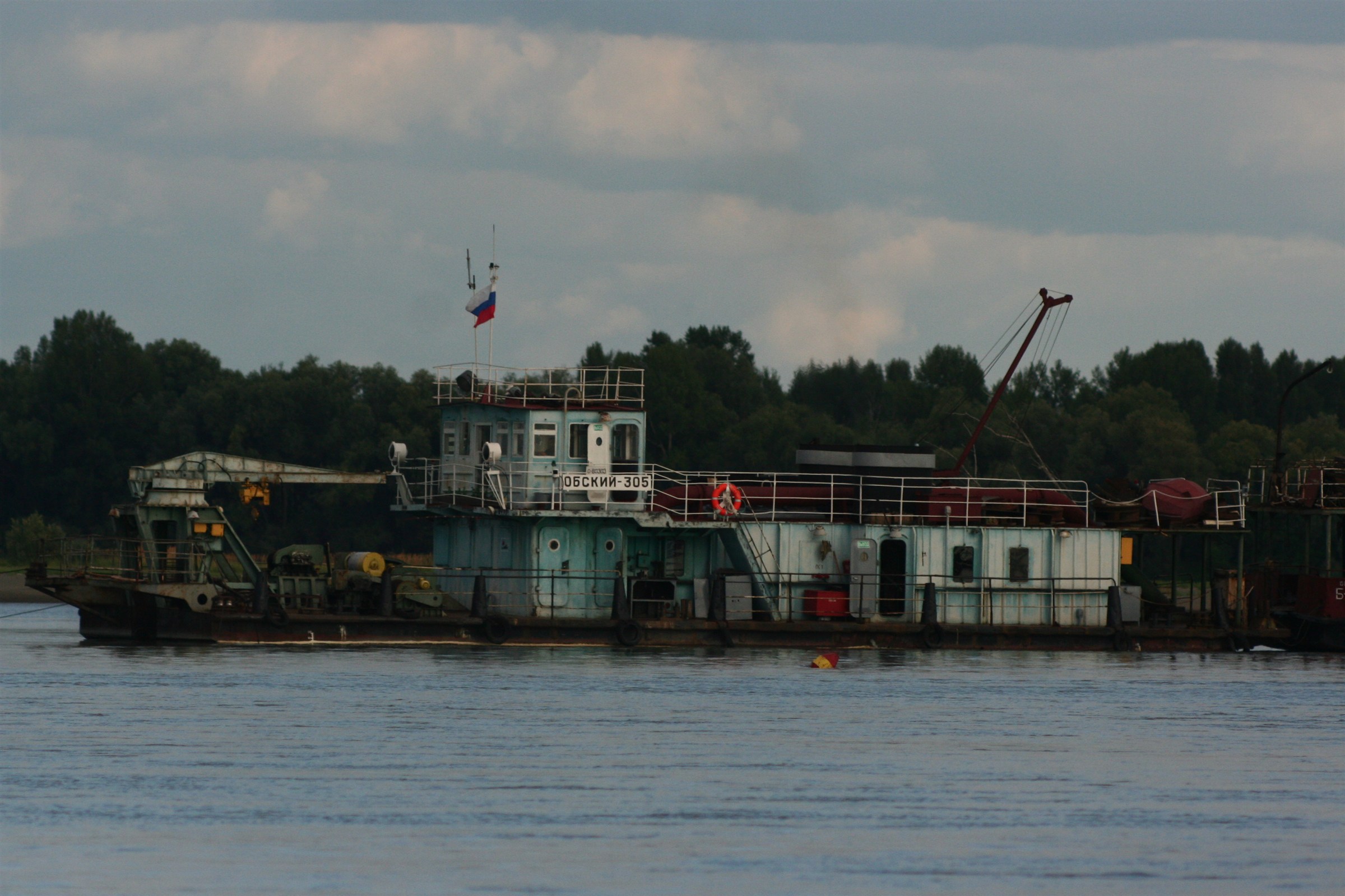 Dredging vessel operating on a river